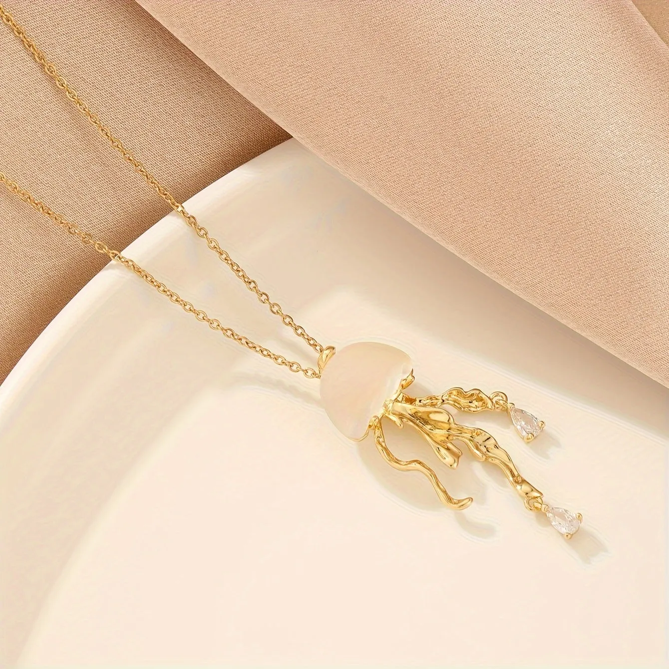 Elegant & Classic Style, Golden Copper Jellyfish Creative Design, Sparking Rhinestone Pendant Necklace, Fashion Delicate Accessory For Daily Wear, Idea Gift For Ladies