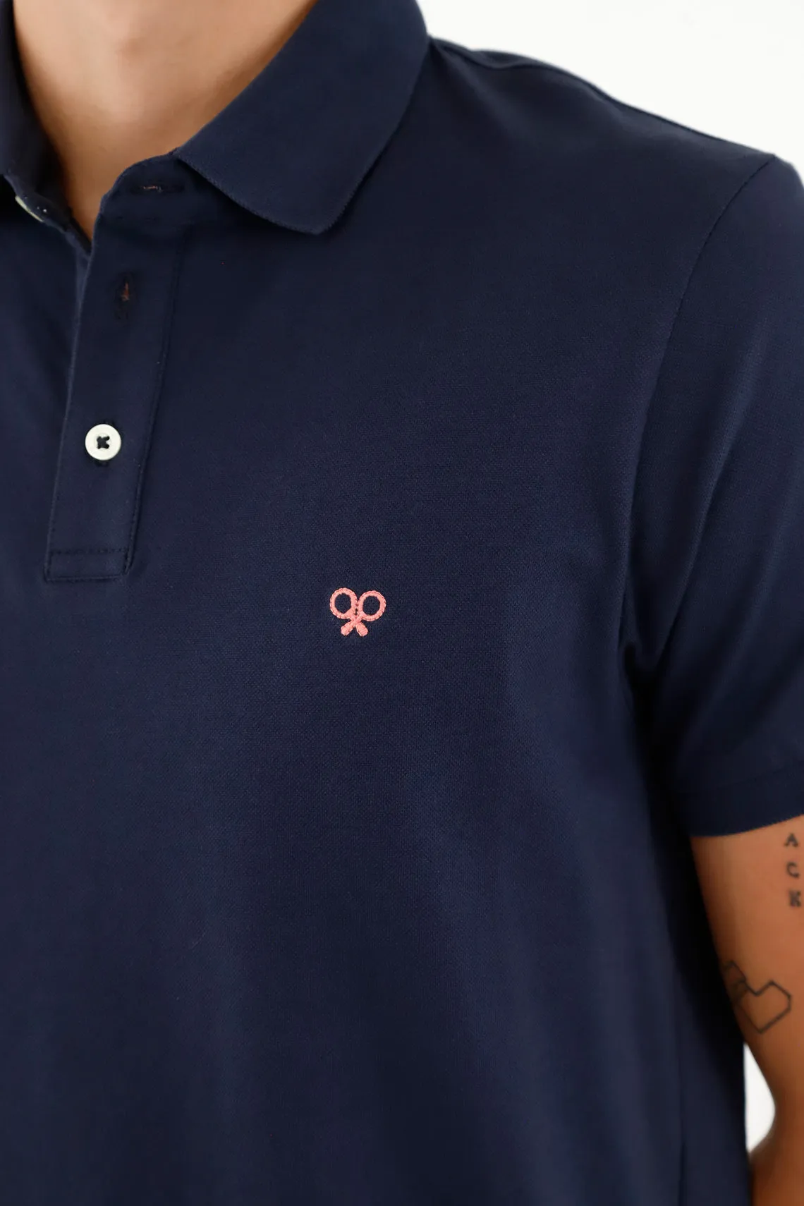 Polo azul con perilla de tres botones para hombre